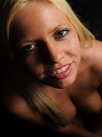 Busty Blode Trying To Go Pro - Photo 17