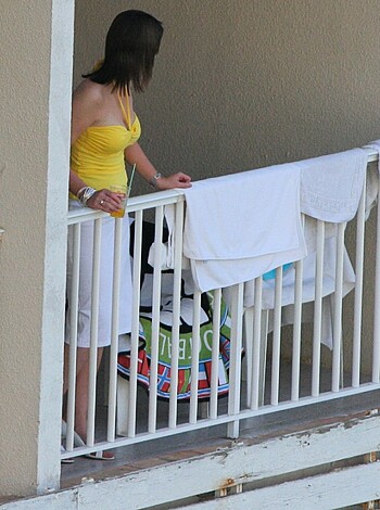 Voyeur shots on hotel balcony - Photo 1