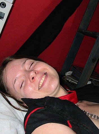 Slut girlfriend shows her toys - Photo 2