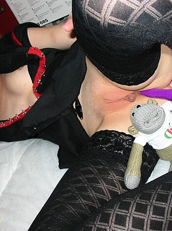 Slut girlfriend shows her toys - Photo 18