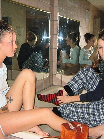 PikoTOP - Lesbians shaving in bathtub  - Photo 1