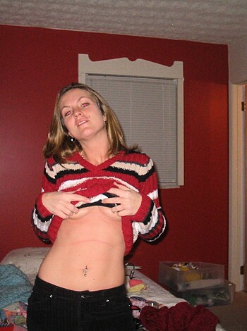 Nice bitch girlfriend stripping - Photo 11