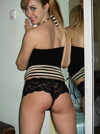 Skinny blond showing off her sexy body  - Photo 3