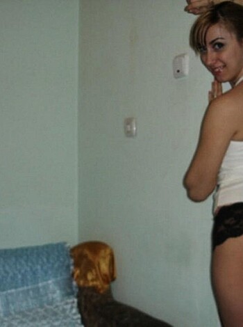 Skinny blond showing off her sexy body  - Photo 6