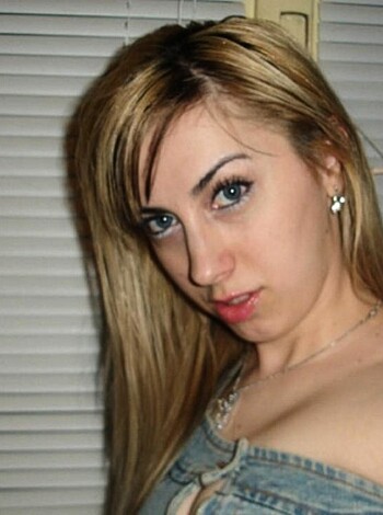 Skinny blond showing off her sexy body  - Photo 8