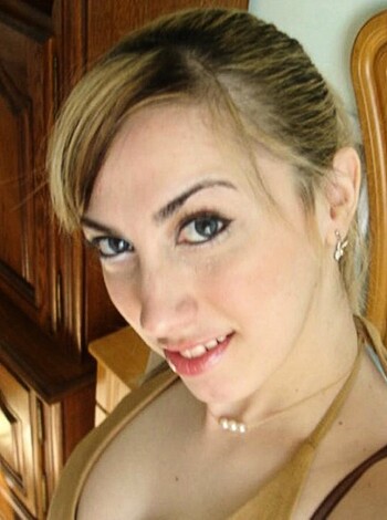 Skinny blond showing off her sexy body  - Photo 10