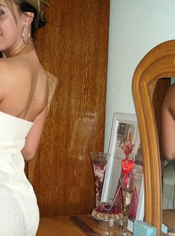 Skinny blond showing off her sexy body  - Photo 17