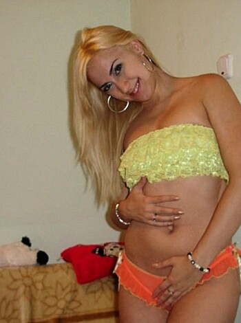 Skinny blond showing off her sexy body  - Photo 26