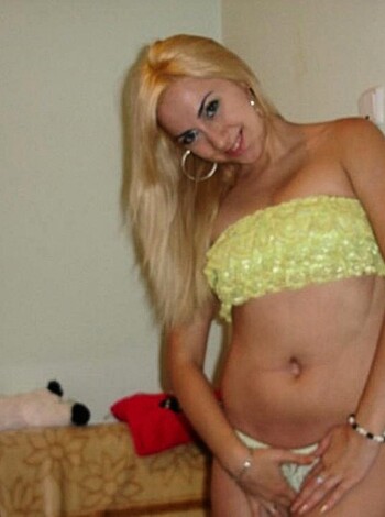 Skinny blond showing off her sexy body  - Photo 28