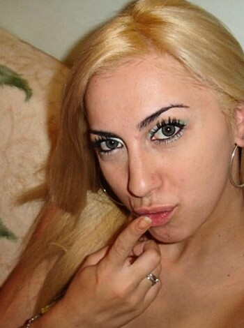 Skinny blond showing off her sexy body  - Photo 29
