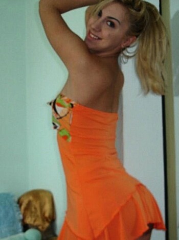 Skinny blond showing off her sexy body  - Photo 33