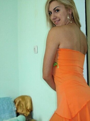 Skinny blond showing off her sexy body  - Photo 35