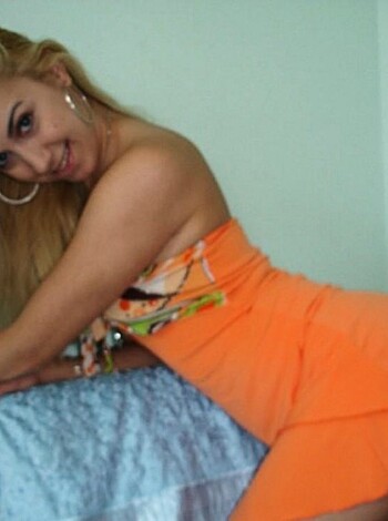 Skinny blond showing off her sexy body  - Photo 36