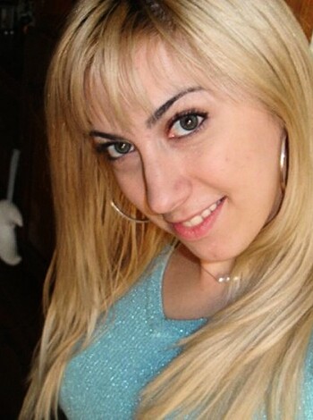 Skinny blond showing off her sexy body  - Photo 56