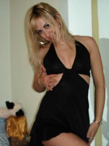 Skinny blond showing off her sexy body  - Photo 60