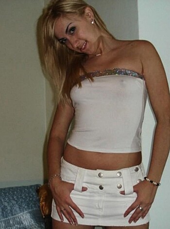 Skinny blond showing off her sexy body  - Photo 71