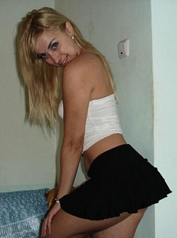 Skinny blond showing off her sexy body  - Photo 73