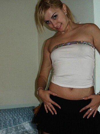 Skinny blond showing off her sexy body  - Photo 74
