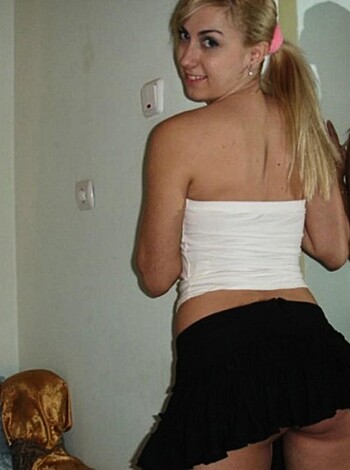Skinny blond showing off her sexy body  - Photo 76