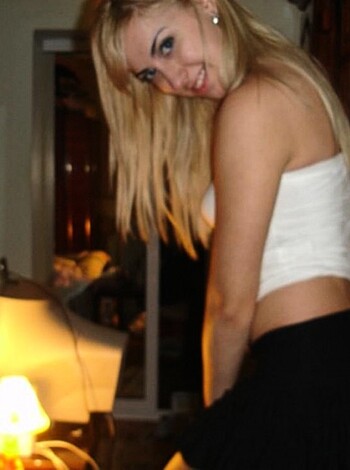 Skinny blond showing off her sexy body  - Photo 78