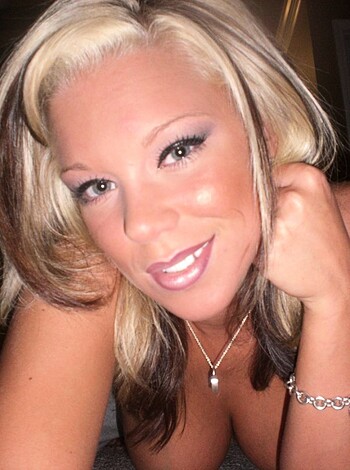 Hot Blonde Girlfriend - Photo 2