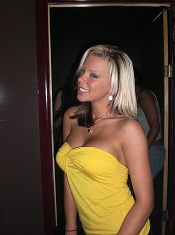Hot Blonde Girlfriend - Photo 4