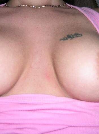 Nice brunette girlfriend naked at home - Photo 9