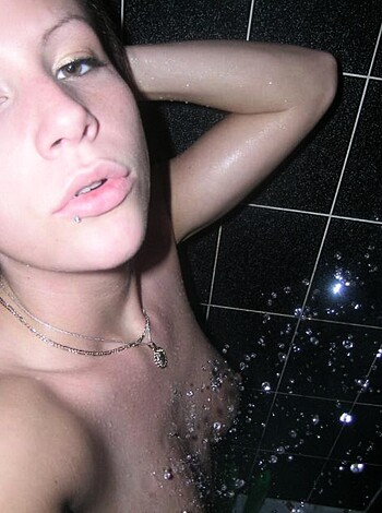 Nice brunette girlfriend naked at home - Photo 35