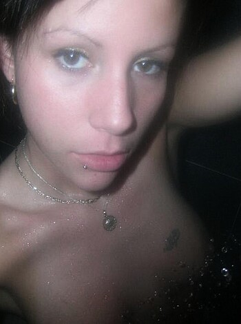 Nice brunette girlfriend naked at home - Photo 37