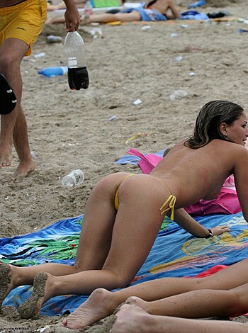 Topless 02 - Photo 1
