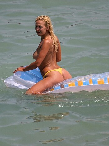 Topless 02 - Photo 24