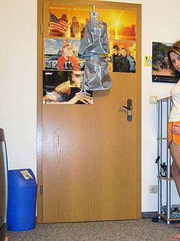 Young gf Becca pose at home - Photo 1