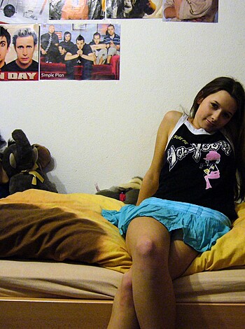 Young gf Becca pose at home - Photo 5