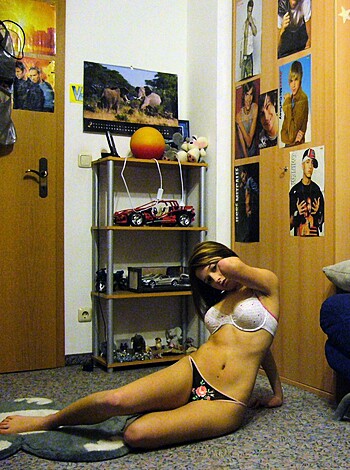 Young gf Becca pose at home - Photo 15