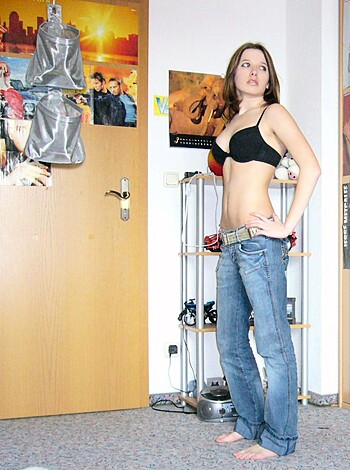 Young gf Becca pose at home - Photo 18