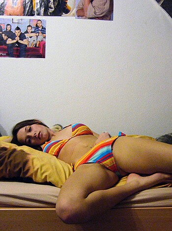Young gf Becca pose at home - Photo 32