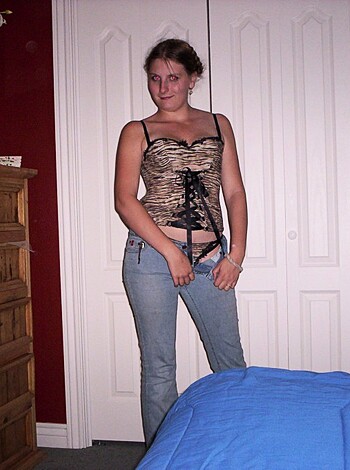 Naked and fucked girlfriend on the bed - Photo 24
