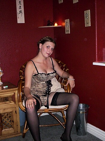 Naked and fucked girlfriend on the bed - Photo 30