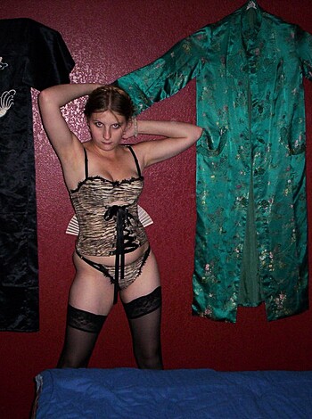 Naked and fucked girlfriend on the bed - Photo 39