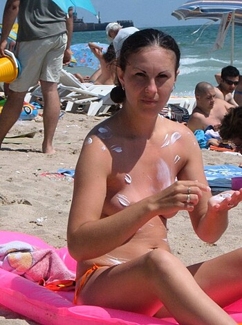 Nice topless on the beach - Photo 2