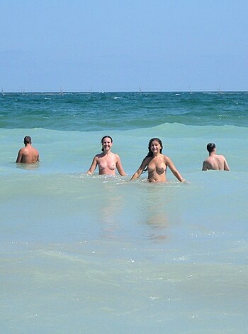 Nice topless on the beach - Photo 6