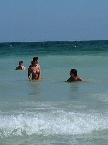 Nice topless on the beach - Photo 7