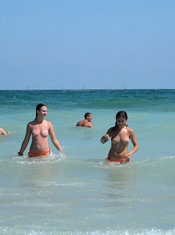 Nice topless on the beach - Photo 10