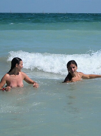 Nice topless on the beach - Photo 12