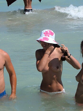 Nice topless on the beach - Photo 19
