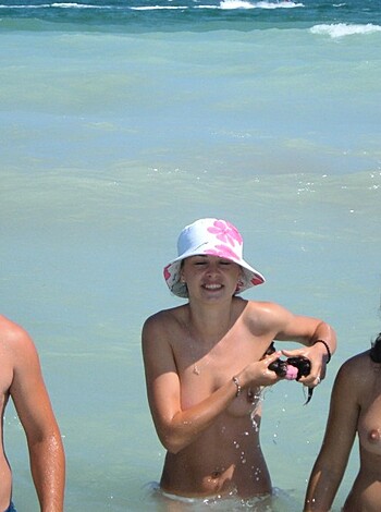 Nice topless on the beach - Photo 20