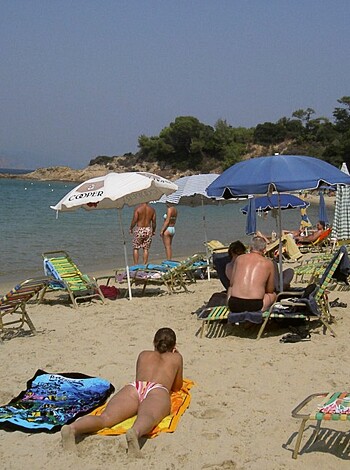 Topless vacation on the beach - Photo 7