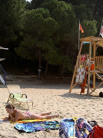 Topless vacation on the beach - Photo 9