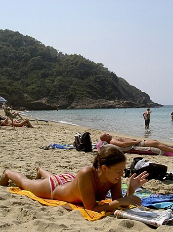 Topless vacation on the beach - Photo 8