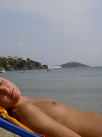 Topless vacation on the beach - Photo 24